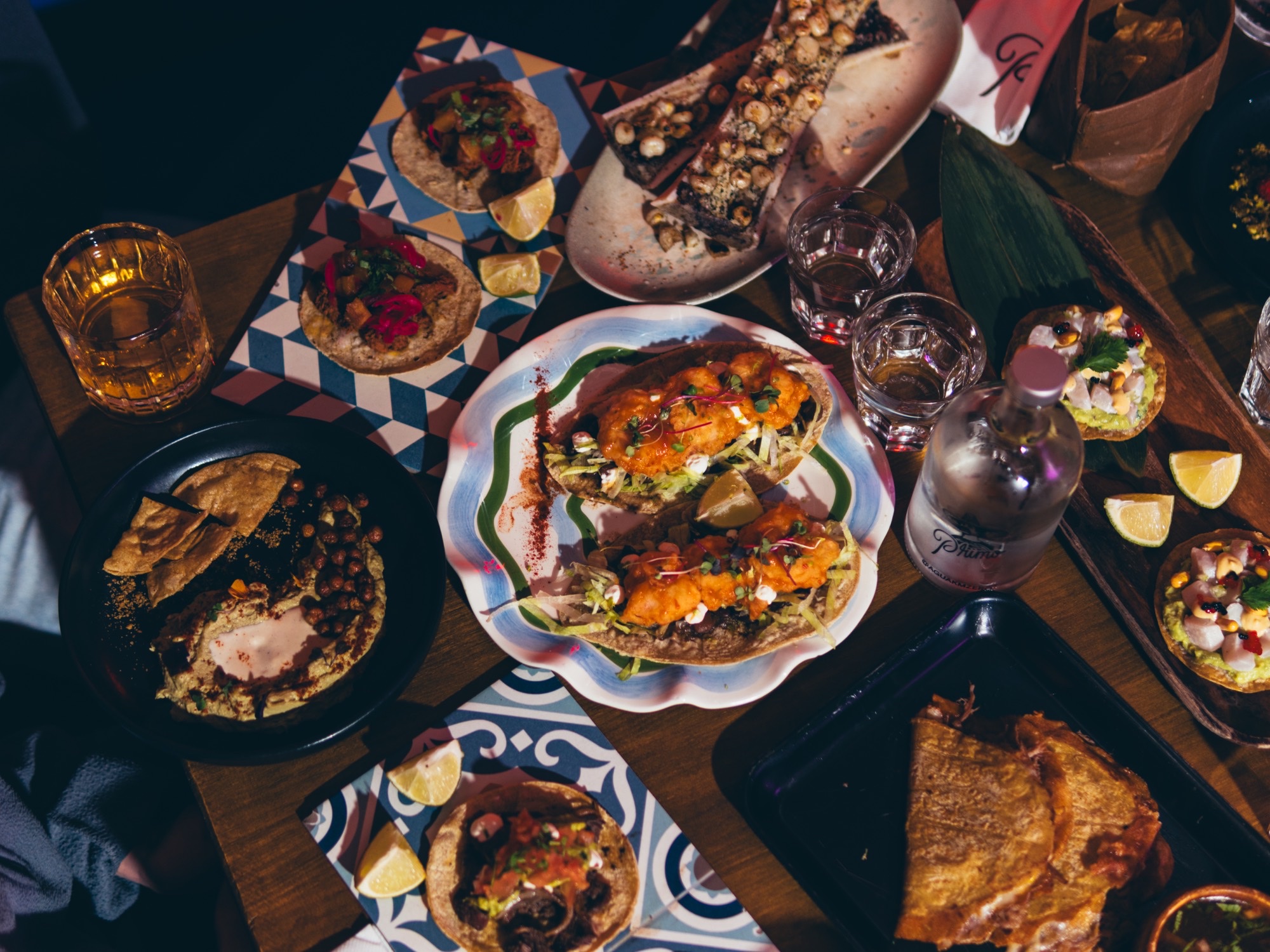 Mesa compartida en Primo Madrid con tacos, tostadas de ceviche, quesadilla y esquites con tuétano
