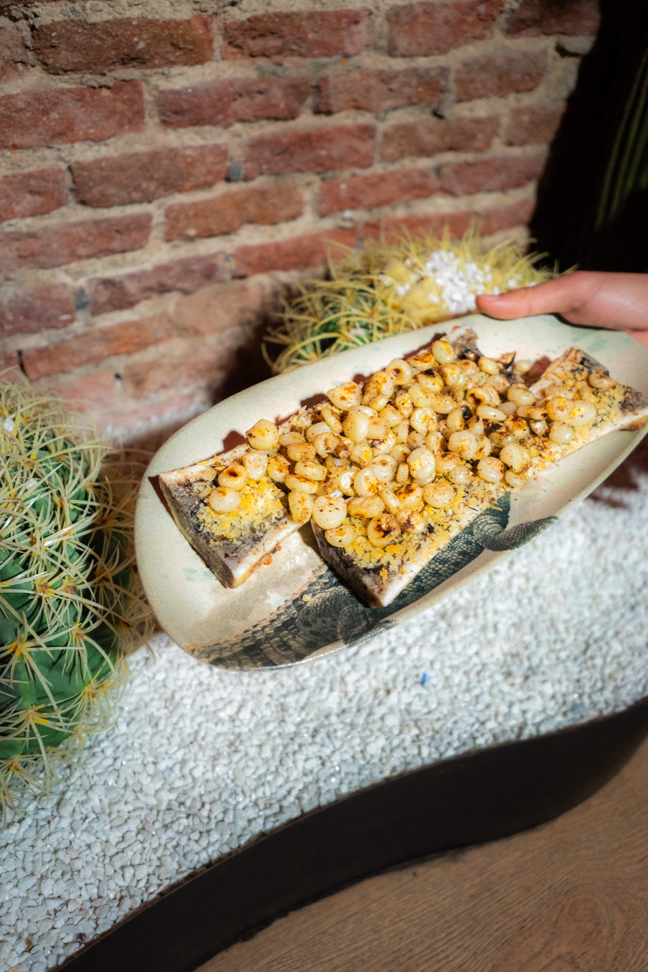 Esquites con tuétano de Primo: maíz blanco sobre tuétano gratinado con panko y tajín