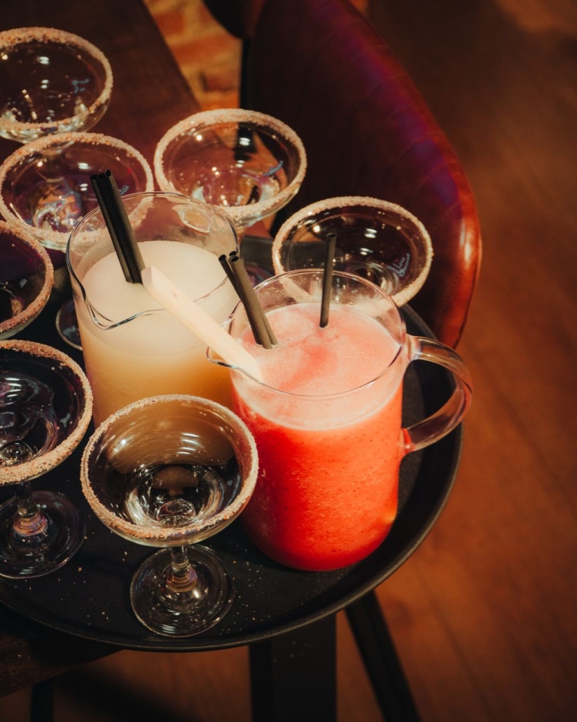 Bandeja con margaritas y cócteles lista para servir en Primo, coctelería mexicana en Madrid centro