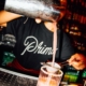 Bartender sirviendo un cóctel desde la coctelera en la barra de Primo, en el centro de Madrid