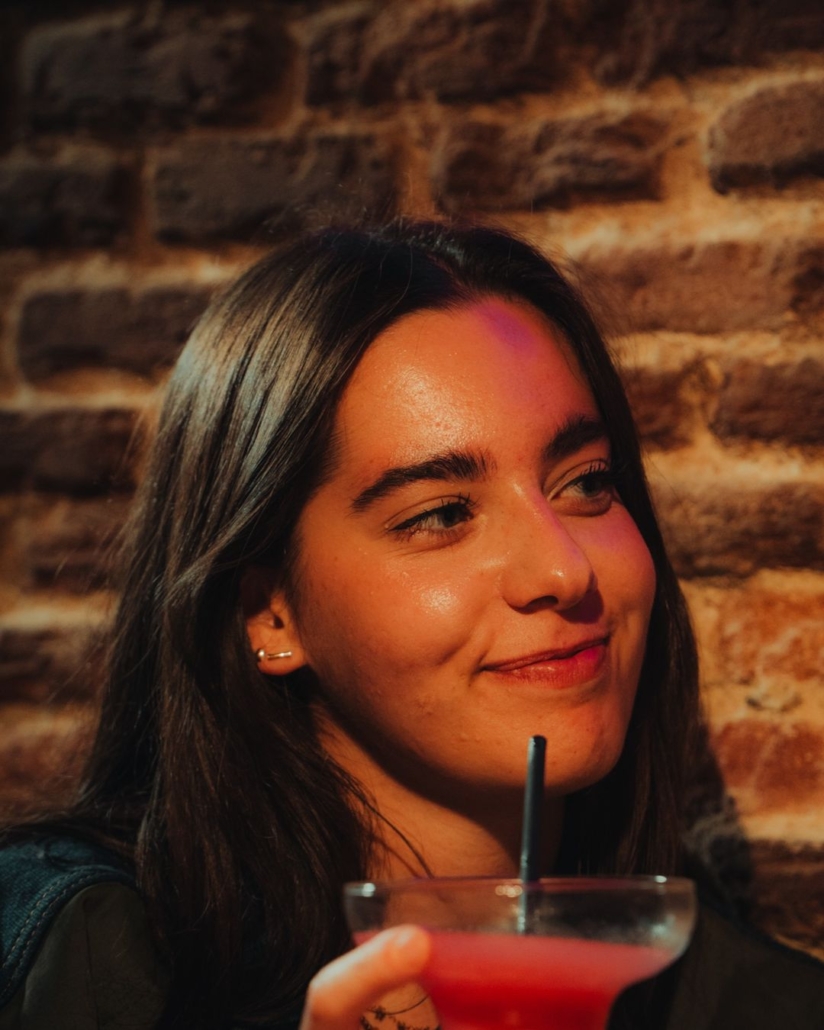 Clienta con una margarita de fresa en Primo, en la Carrera de San Jerónimo de Madrid