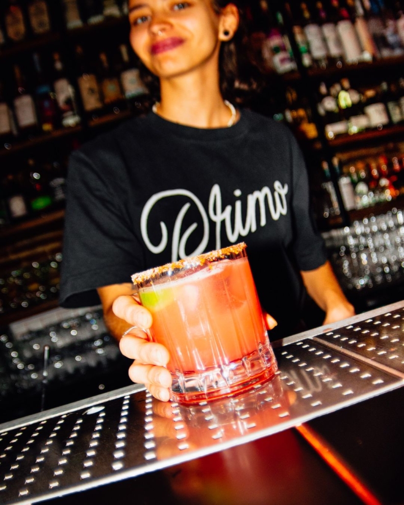 Bartender sirviendo una margarita recién hecha en la barra de Primo, Madrid centro