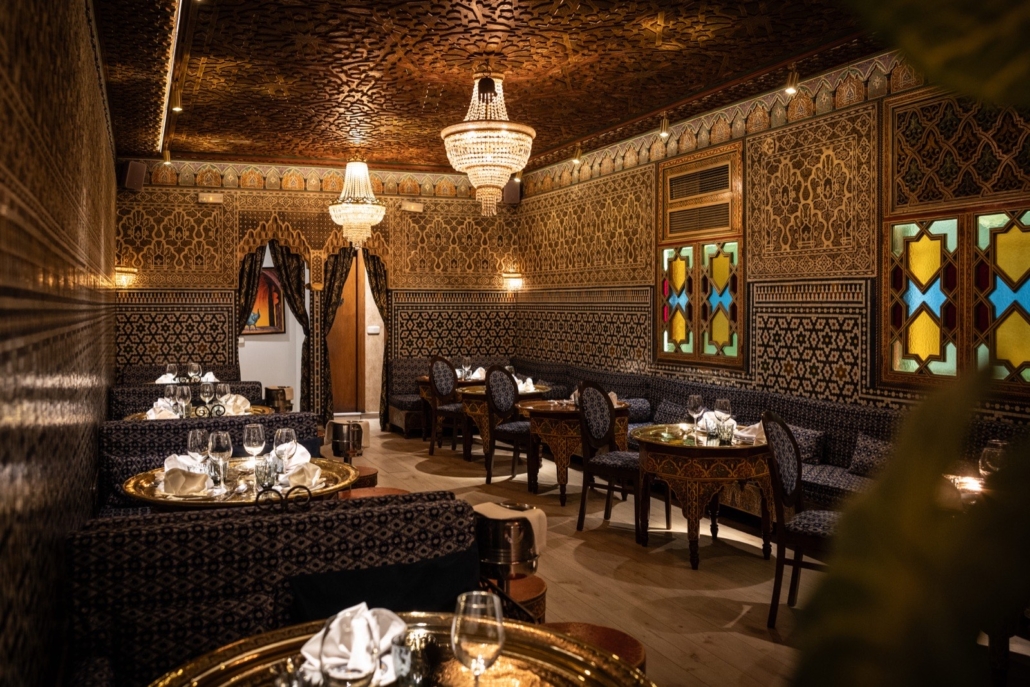 Salón de inspiración árabe-andalusí de Al-Mounia, restaurante marroquí para grupos en Recoletos, Madrid